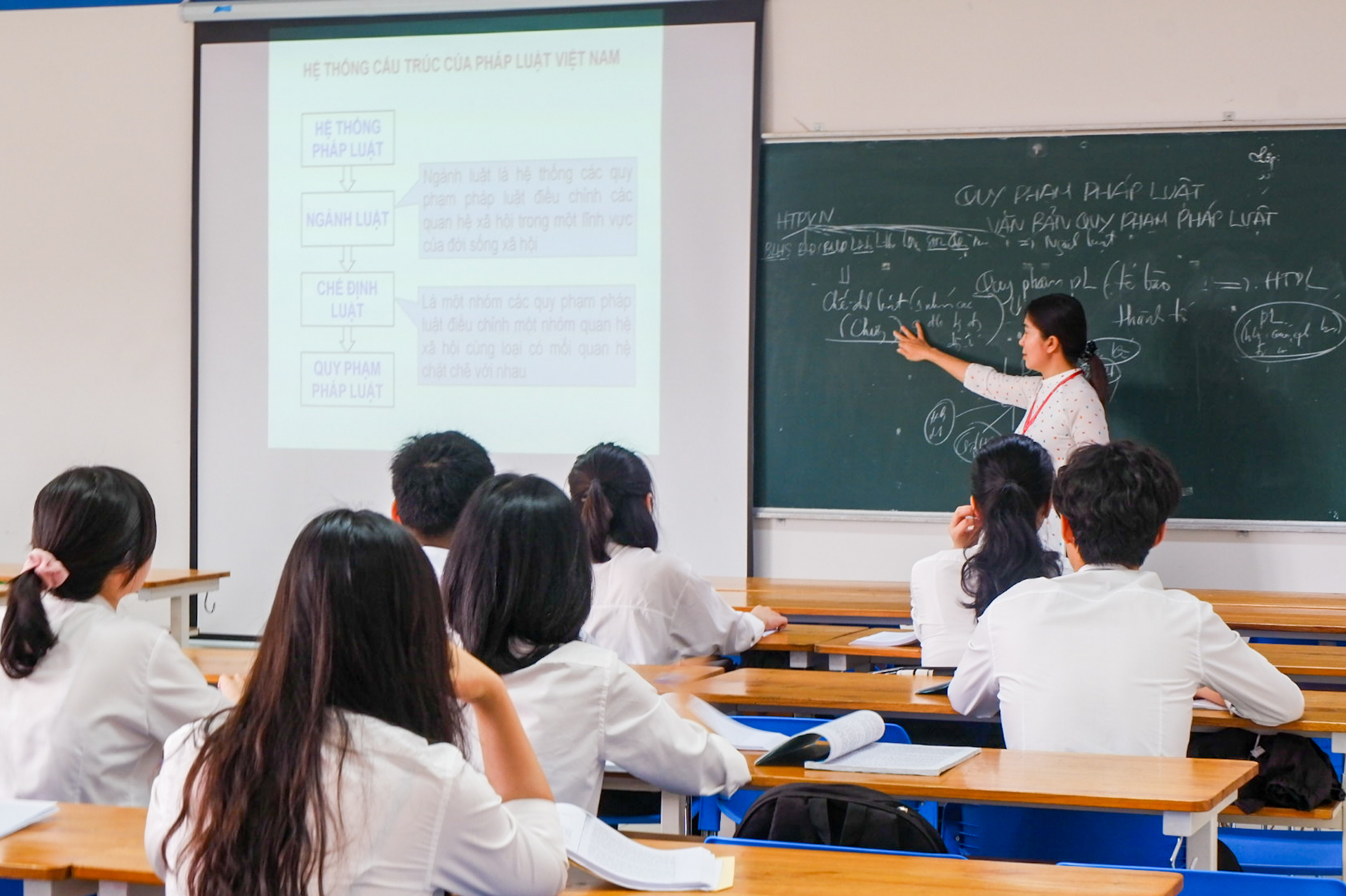 Các ngành Luật và Chính trị thường được xét tuyển bằng tổ hợp C14.