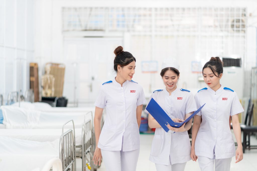 Bác sĩ điều trị cá nhân, trong khi y tế công cộng tập trung vào cộng đồng.
