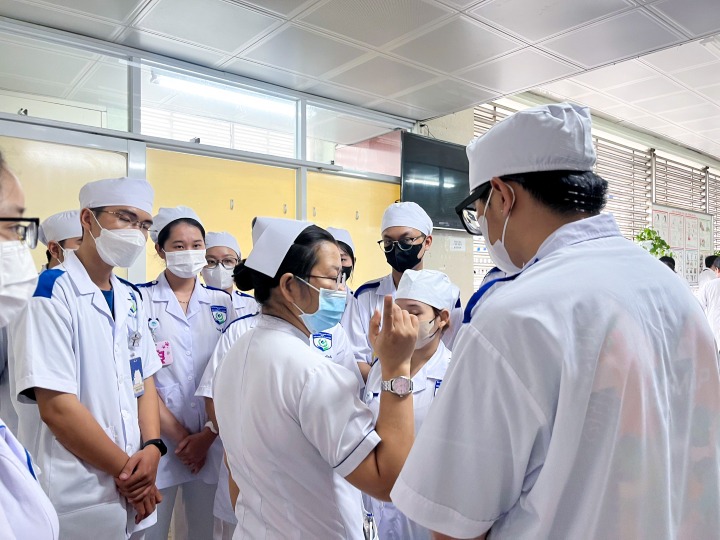 Sinh viên y tế công cộng thường được đi thực địa, khảo sát và làm việc cộng đồng thực tế.